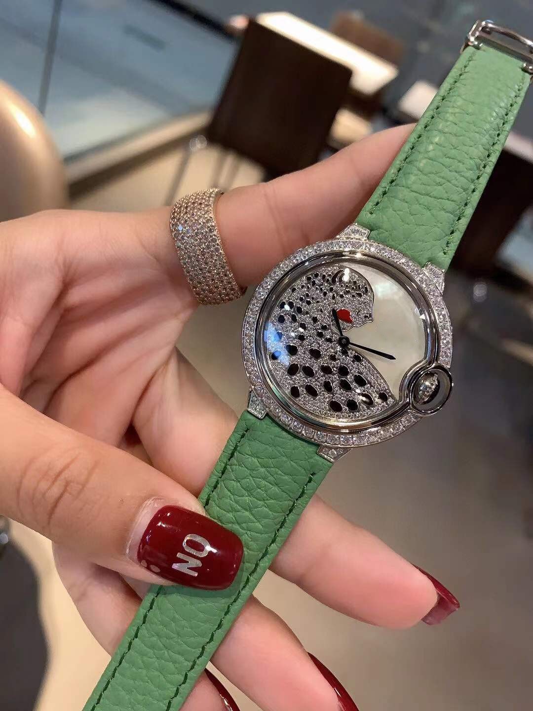 Mère naturelle de Pearl Quartz Watch Femmes Email Léopard Wristwatch Full Diamond Panther Montres Gree Green Green Great Le cuir Clock 36 mm