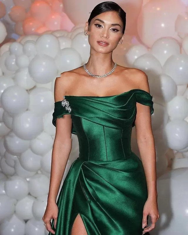 2023 Hunter Green Red Carpet Evening Dresses Off Shoulder Slit Dubai Arabic Aso Ebi Pleated Stain Prom Dress Vestidos De Noche