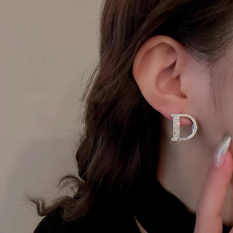2022 neue Klassische D Brief Einfache Silber Farbe Ohrring Koreanische Mode Schmuck Party Mädchen Luxus Zubehör Für Frau Ohrringe