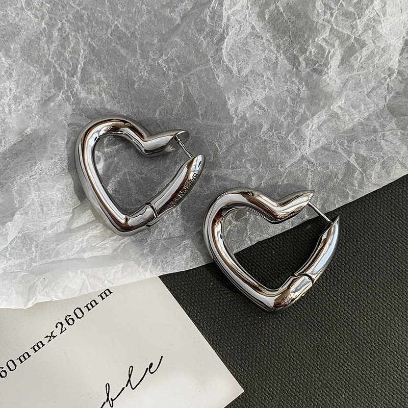 French Metal Love Earrings Stud kvinnlig nischdesign High-end örhängen Enkel Peach Heart Sweet Fashion All-Match Jewelry Accessori244B