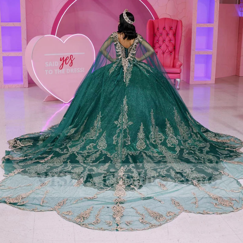 فساتين Quinceanera المكسيكية اللامعة مطلية بالذهب مزينة باللون الأخضر الحلو 15 فستان للحفلات الراقصة مع خرز كيب مطرز بالخرز فساتين Vestidos de XV anos