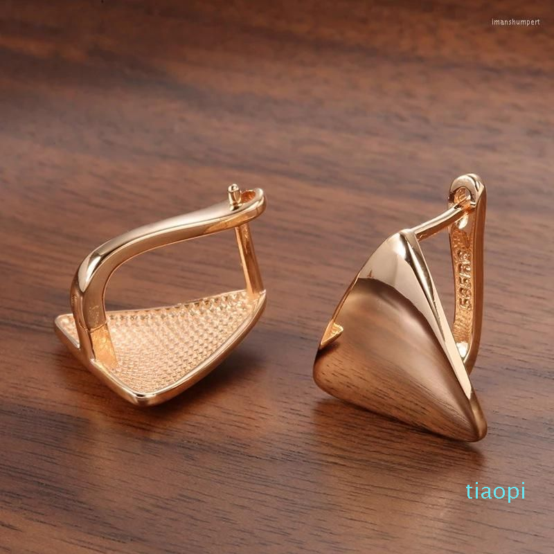 2022 New Fashion Hoop Earrings 여성 골드 기하학적 삼각형 패션 한국 파티 보석 최고 품질 221c