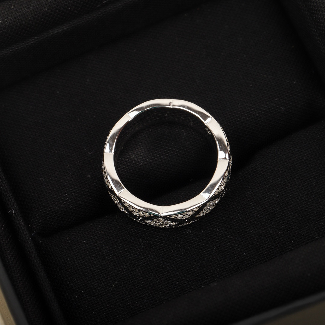 2022 Bague de charme punk en argent S925 de qualité de luxe avec diamant scintillant en platine avec tampon de boîte PS7230A273b