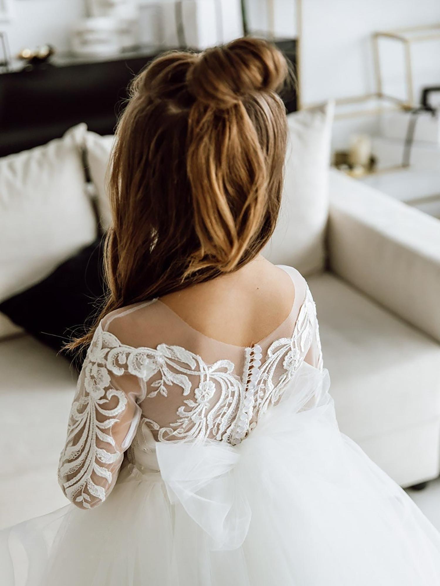 2022 Bloemmeisjes jurken voor bruiloften eenvoudige lange mouwen kanten applique illusie knop terug sweep trein met boogkinderen verjaardagsmeisje pageant jurken schep nek
