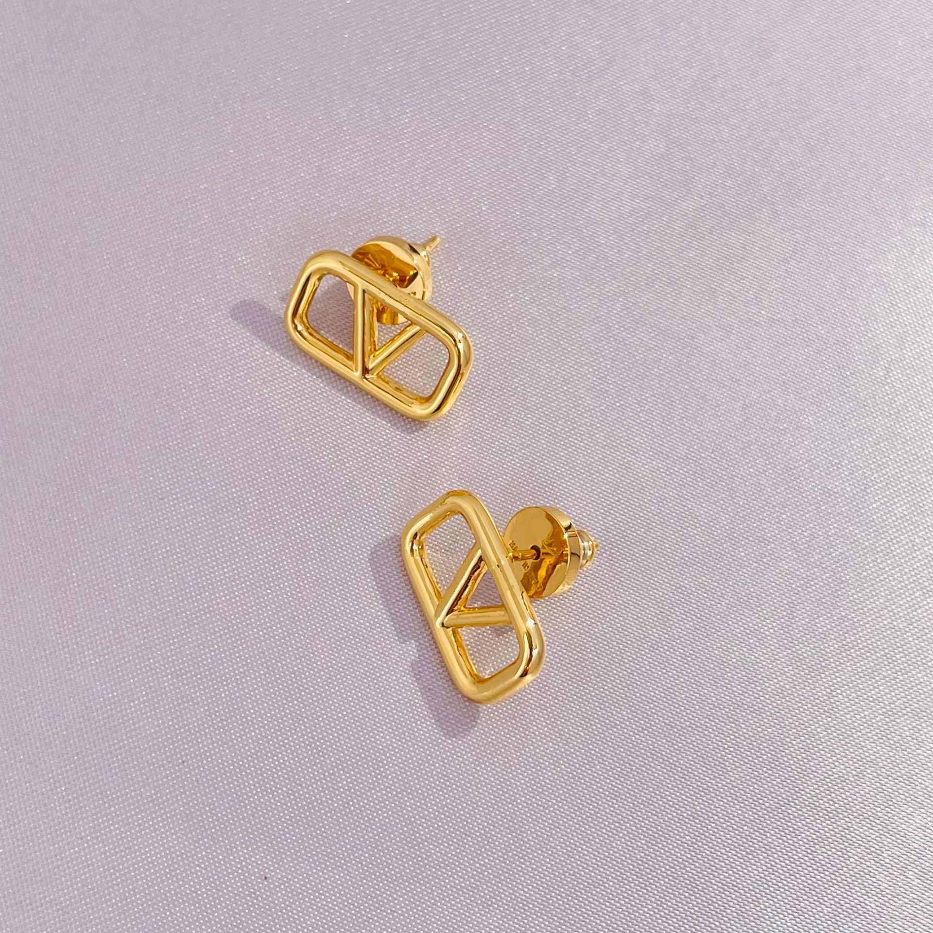 Women Fashion Designer Stud Earrings Top Quality Gold Color Simple Style Brass Engagement Earring