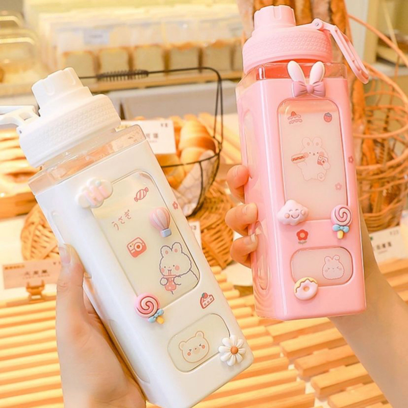 Bottiglie d'acqua Kawaii Orso Pastello Bottiglia d'acqua con adesivo 3D 700ml / 900ml Plastica Viaggio Tè Succo Latte Portatile Simpatico Shaker Bottiglia bevande Regalo 220919