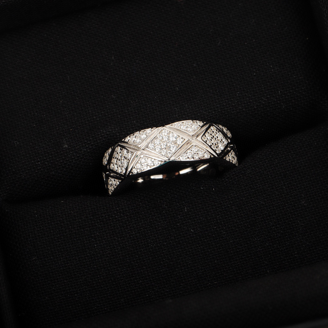 2022 Bague de charme punk en argent S925 de qualité de luxe avec diamant scintillant en platine avec tampon de boîte PS7230A273b