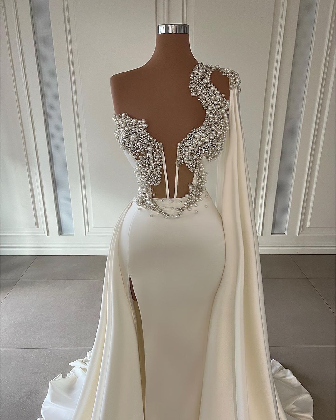 Abiti da sposa eleganti a sirena con perle Abiti monospalla sexy con perline Abiti da noiva Abito da sposa con spacco alto Realizzato su misura