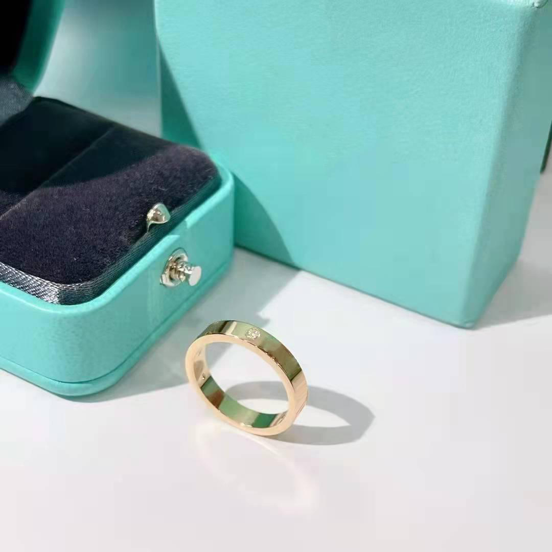 Luxurys Designers Ring tiene letras transparentes Exquisitas mano de obra y personalidad completa Anillos de pareja Joya de distribuci￳n de oro y plata