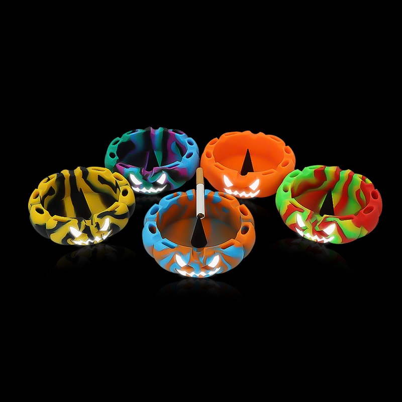 Halloween Silicone Cigarette Smoking Ashtray Ash Holder Shape Pumpkin Shape Glow no atacado de armazenamento de cigarro escuro