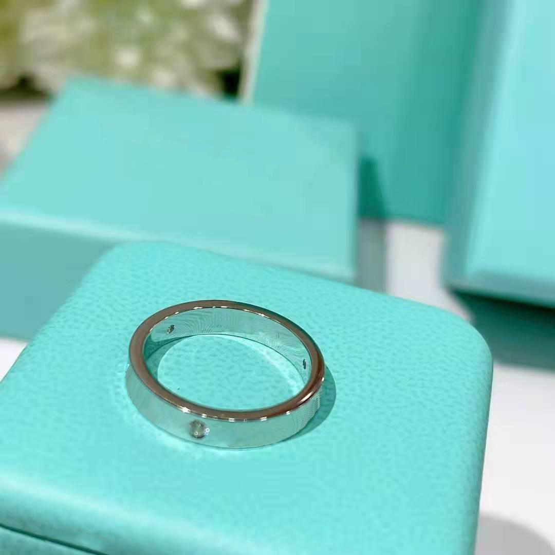 Luxurys Designers Ring tiene letras transparentes Exquisitas mano de obra y personalidad completa Anillos de pareja Joya de distribuci￳n de oro y plata
