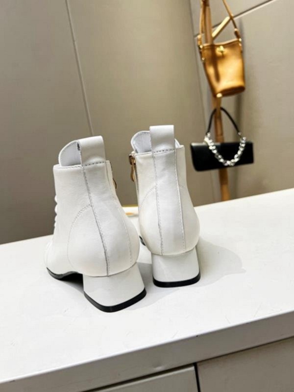 Designer Botas femininas Marca Brand Black Leather Boots Zipper branco Gold Shoes vers￡teis Sapatos vers￡teis inverno n￣o deslizamento resistente a desgaste