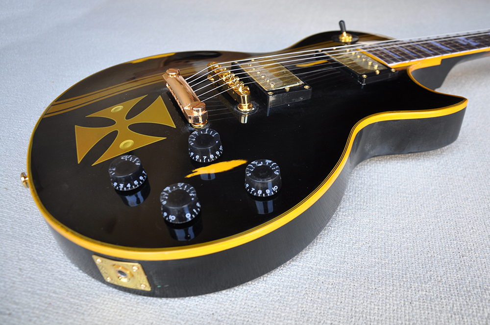 Fabriksanpassad glansig svart elektrisk gitarr med relikstil Rosewood Fingerboard Gold Hardwares White Pearl Freet Inlay kan anpassas