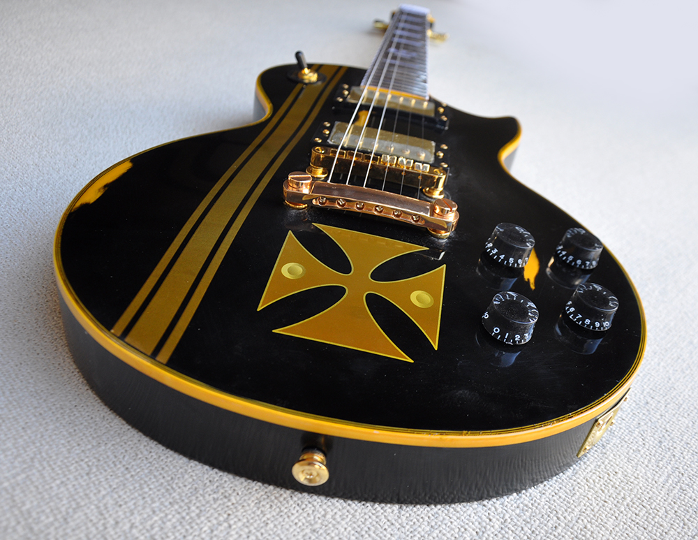 Fabriksanpassad glansig svart elektrisk gitarr med relikstil Rosewood Fingerboard Gold Hardwares White Pearl Freet Inlay kan anpassas