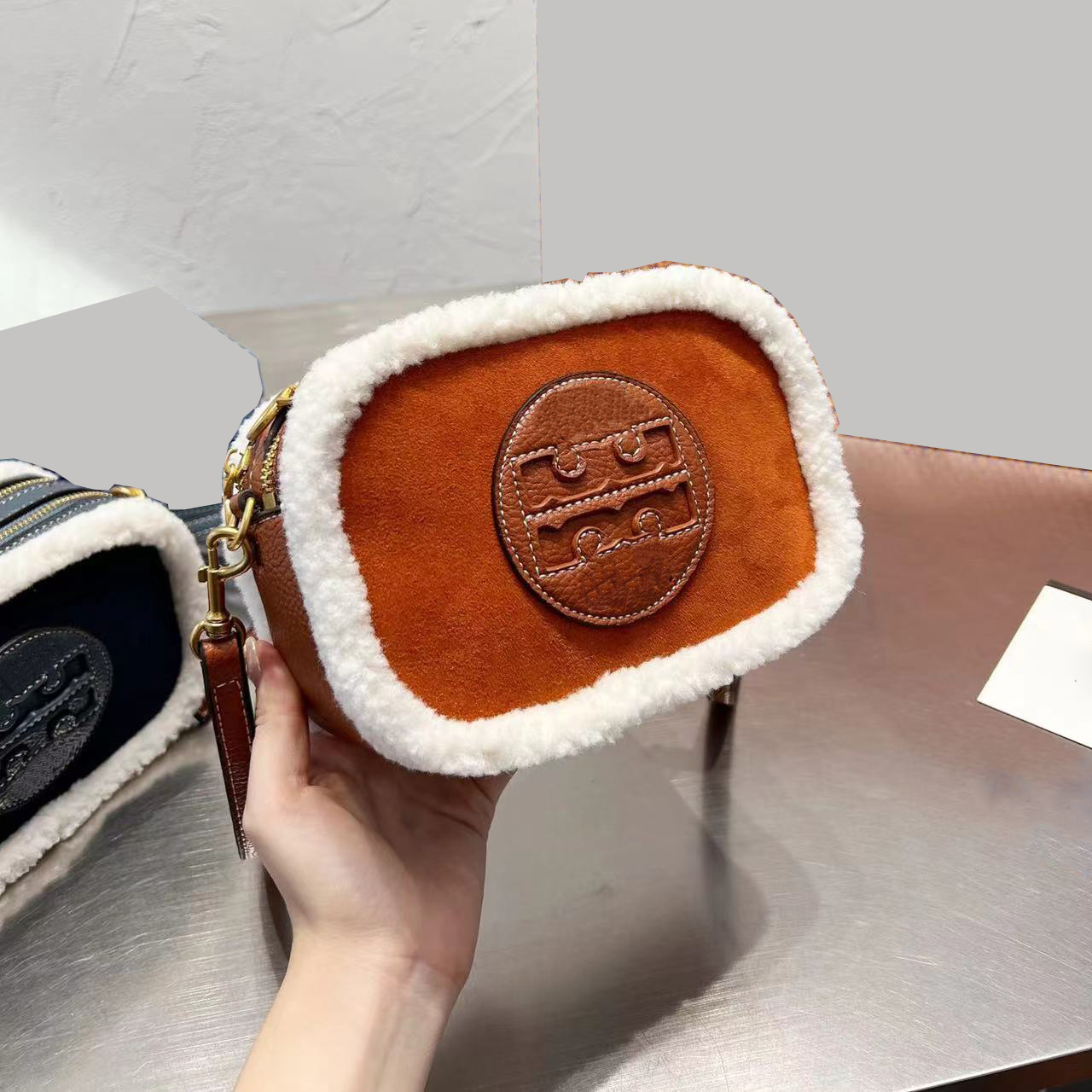 Borsa a tracolla di design stile popolare Borsa fotocamera Letter mini 5A borsa in peluche invernale di qualità tendenza della moda buona corrispondenza regalo molto carino