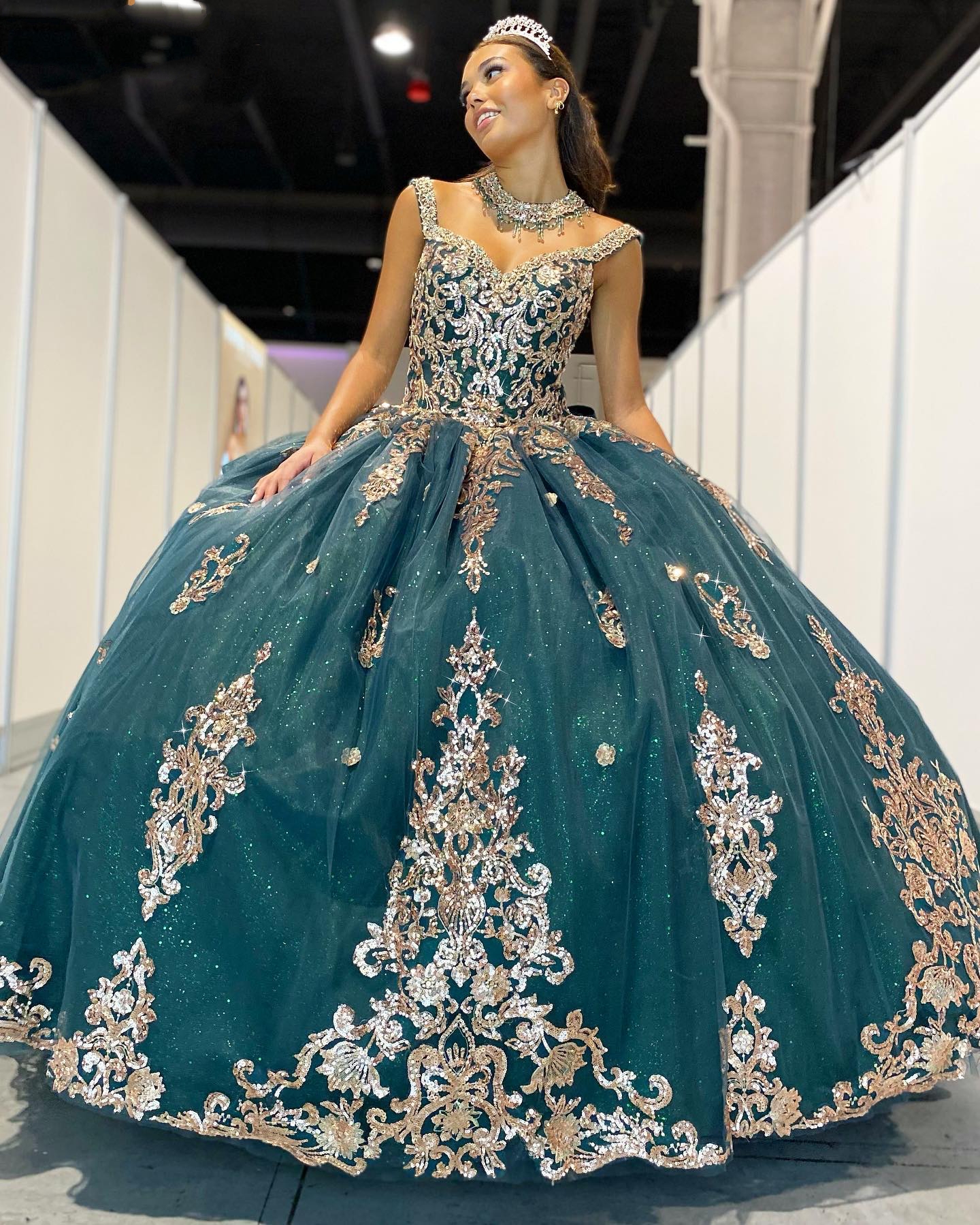 Hunter Green Quinceanera Dress 2023 Gold Sequined Beading Sparkle Off