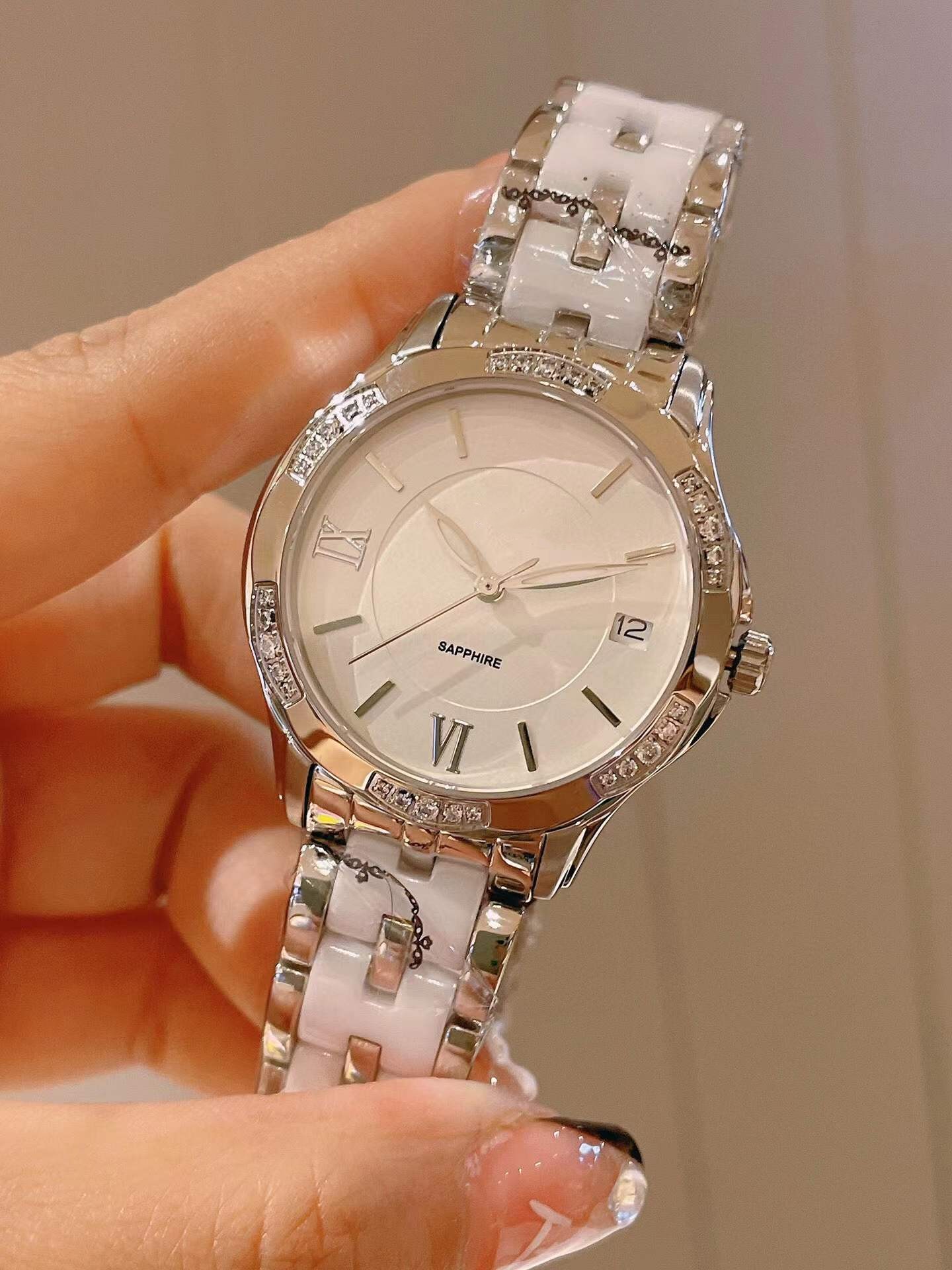 New Women Quartz Wristwatch Stainless Steel Geometric Letter Zircon Watch Female White Ceramic Strap Roman Number Watches Natural Mother of Pearl Dial 33mm