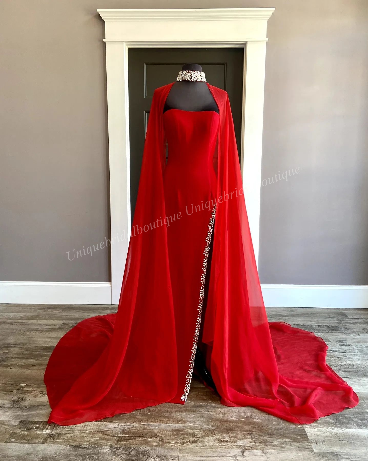 Gemonteerde prom jurk 2023 Volledige chiffon cape sexy hoge spleet dame formeel avond trouwfeest maxi jurk homecoming court optocht gala landingsbaan rode loper rode witte ab stenen