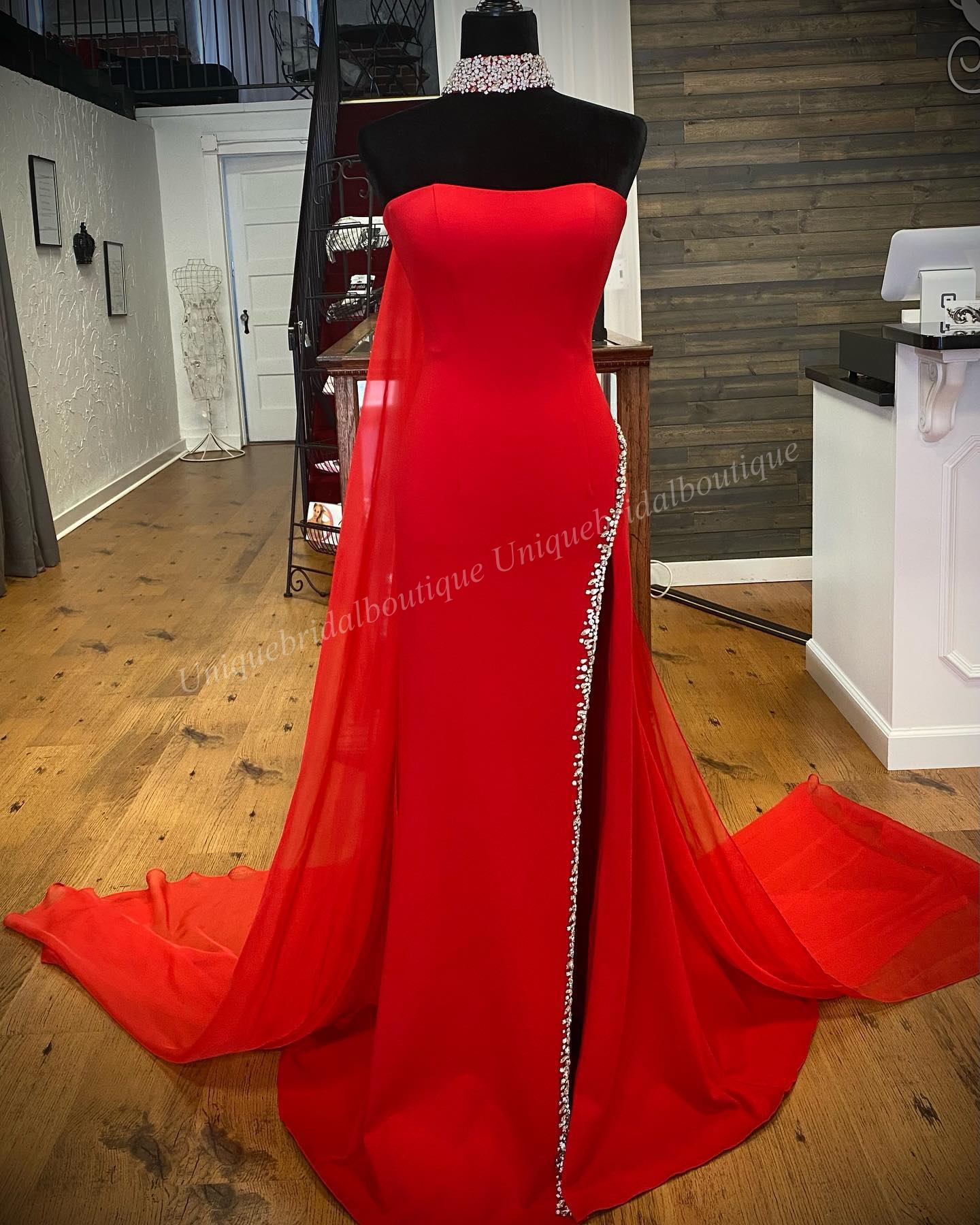 Gemonteerde prom jurk 2023 Volledige chiffon cape sexy hoge spleet dame formeel avond trouwfeest maxi jurk homecoming court optocht gala landingsbaan rode loper rode witte ab stenen