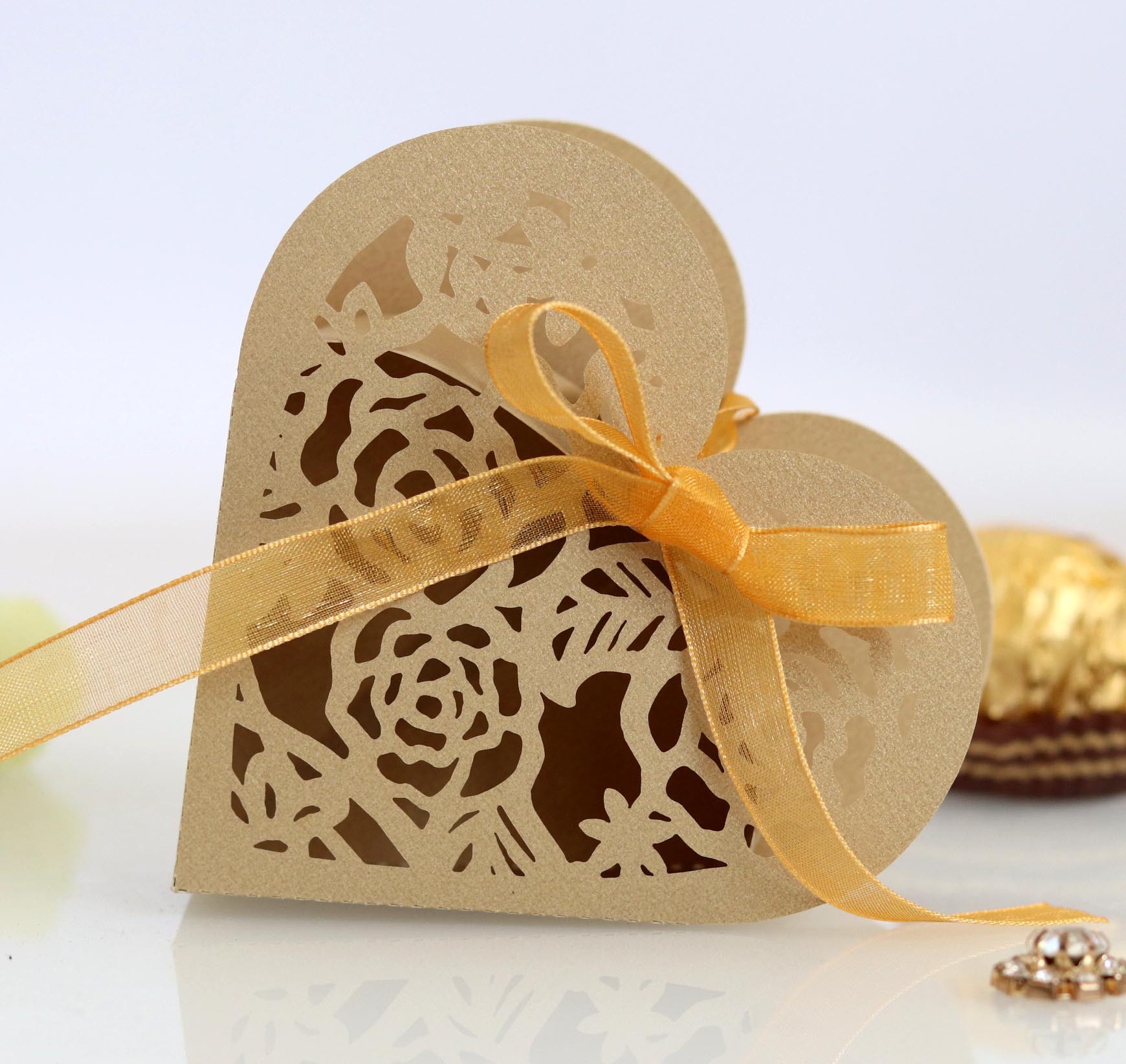 i Thoughters Wedding Thoughts Borse Heart Laser Cut Paper con nastri le scatole regalo matrimoni