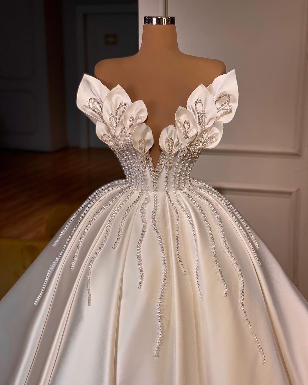Grazioso abito da sposa con perle fiori fatti a mano volant abiti da sposa in rilievo senza maniche lunghezza del pavimento abito da sposa