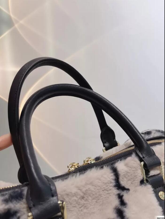 Sac en peluche super doux Forme d'oreiller Sac à main grande capacité pour femme Impression classique Noir et gris blanc Mode Boston Bags