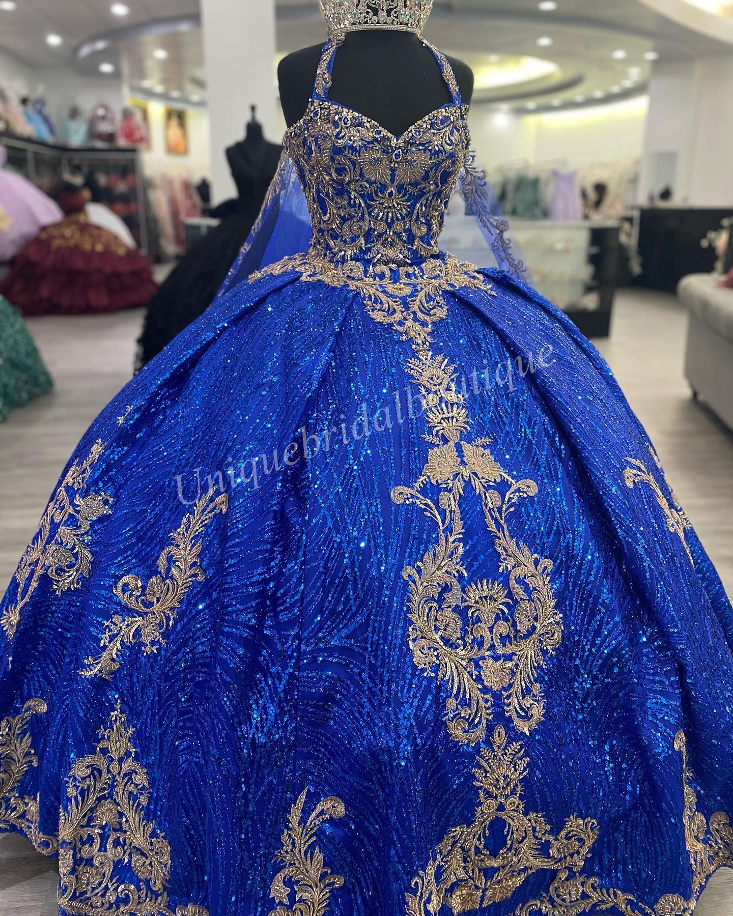 Royal Gold Quinceanera Robe 2023 Cape Paillettes Perles Dentelle Sparkle Chérie Halter Coing Robe De Bal Corset Doux 16 Fête D'anniversaire Robes De Bal De 15 Ans