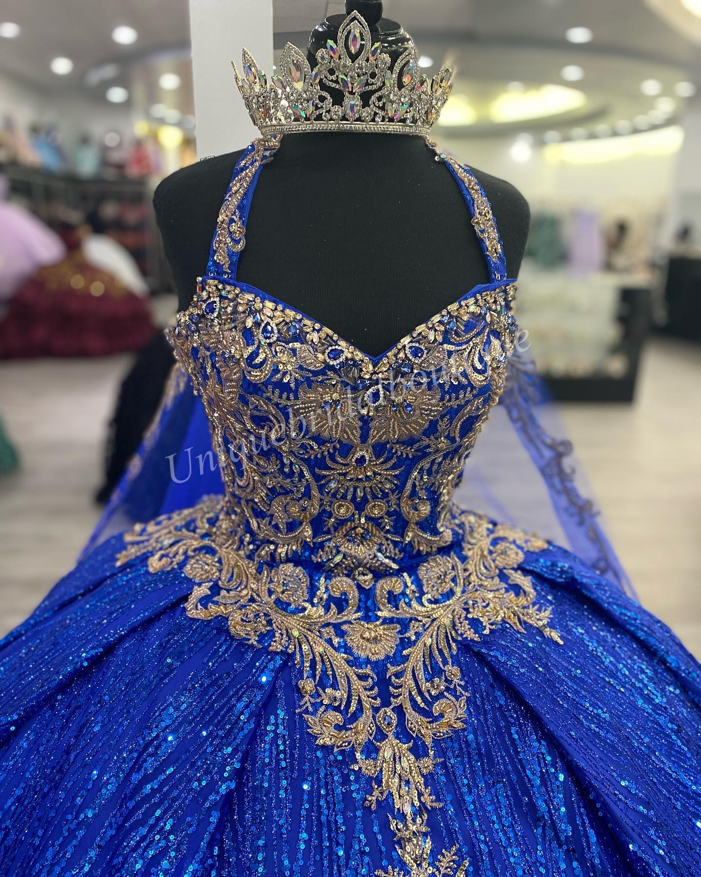 Royal Gold Quinceanera Dress 2023 Mantello con paillettes Perline Pizzo Sparkle Sweetheart Halter Quince Ball Gown Corsetto Dolce 16 Festa di compleanno Prom Abiti da 15 Anos