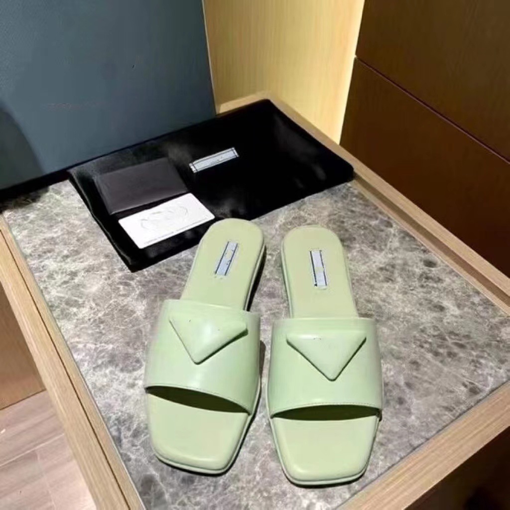 Flipers de couro Novos sapatos Muller Sandálias planas de tornozelo com Triângulo Mark Logo Desgaste Externo Sapatos de verão de sola grossa Estilo de verão