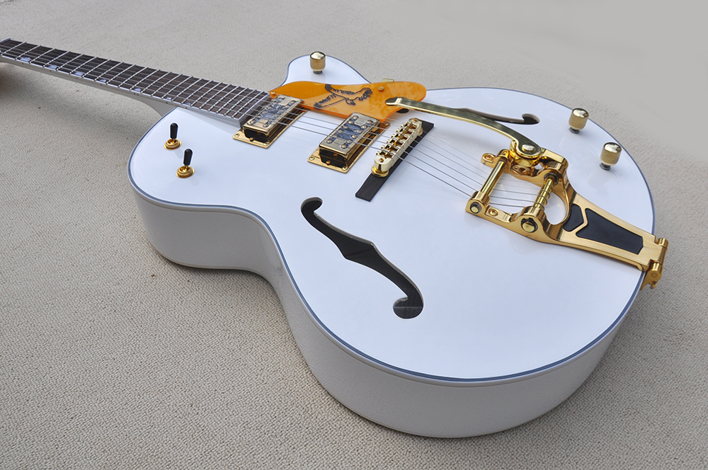 Fabrikspezifische halbhohle weiße E-Gitarre mit goldenem Tremolo-Hardware-System. Goldenes Schlagbrett kann individuell angepasst werden