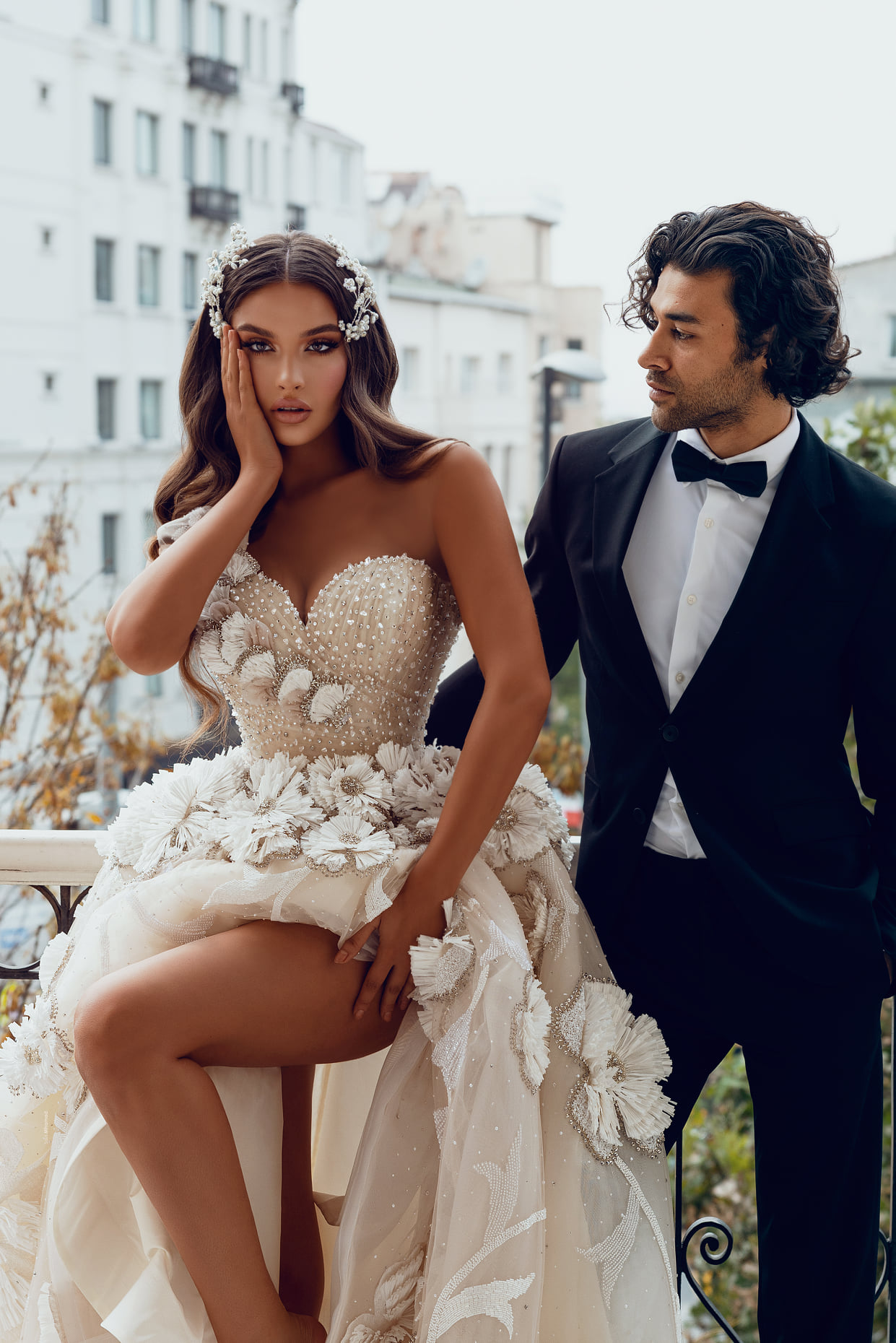 Abito da sposa fantasia con spacco laterale Una spalla Abiti da sposa con applicazioni floreali 3D Abiti da sposa con perline