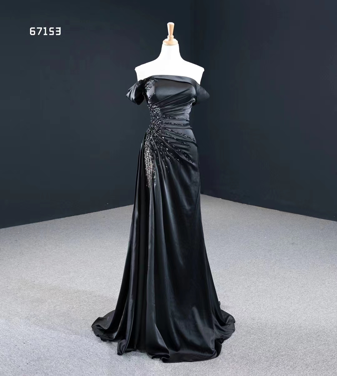 Elegante vestido de festa de cetim preto com ombro de fora e fenda alta SM67153