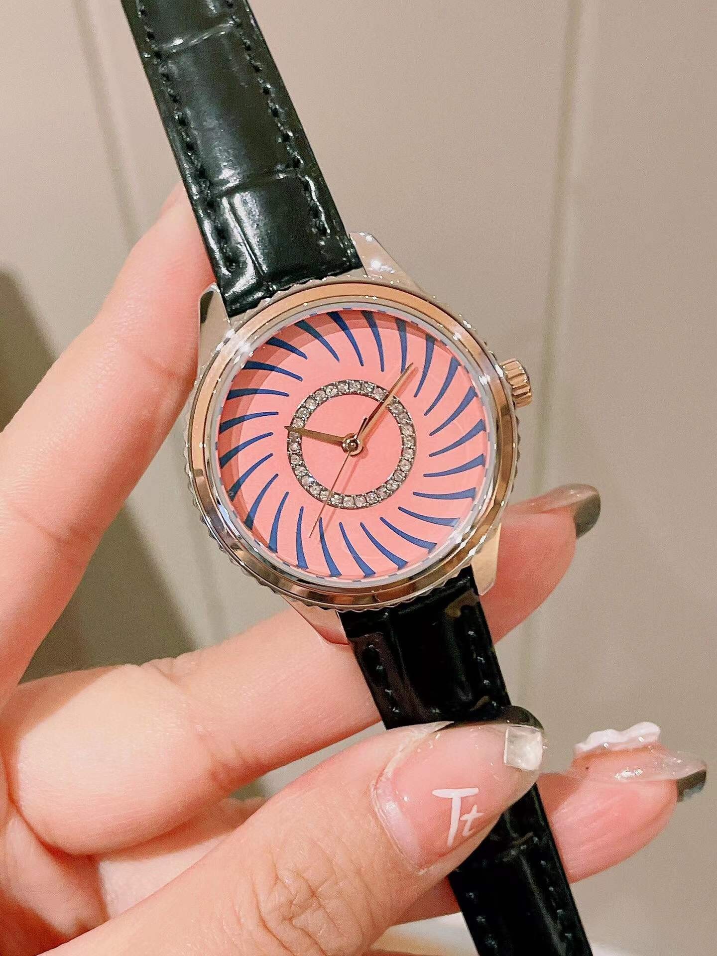 Moda kadınlar kristal safir kuvars kol saati siyah orijinal deri cam izle yeni mavi spiral kadran geometrik daire saat 33mm