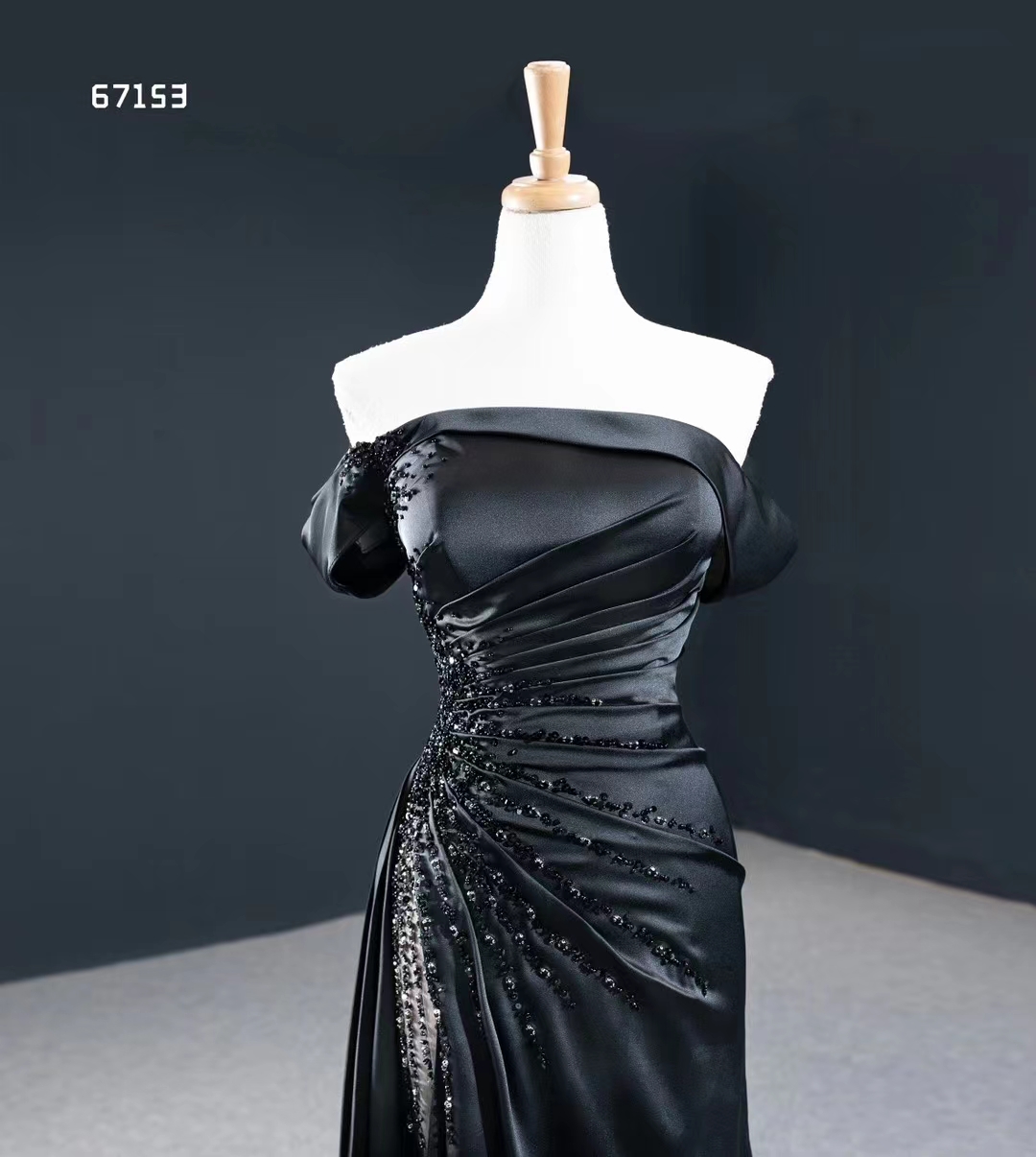 Elegante vestido de festa de cetim preto com ombro de fora e fenda alta SM67153
