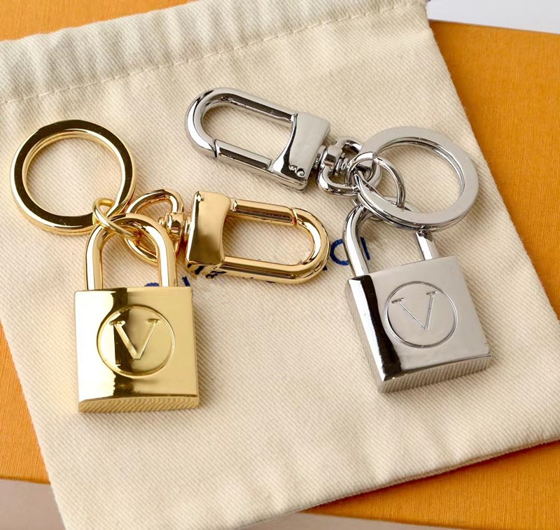 Topp lyxdesigner Lock Keychain Senaste stil Gradient Färg Keychains Färgglada väska Pendant Car Key Chain Letter Accessories Supply 247Q