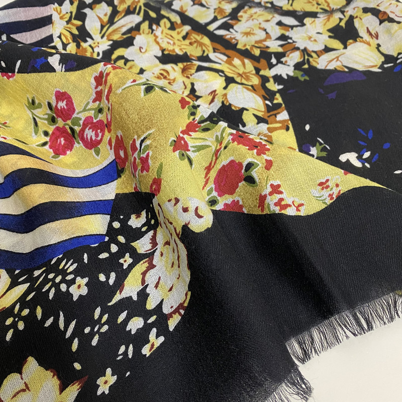 Écharpe carrée femme écharpes bonne qualité 100% cachemire matière fine et douce pinte noire fleurs motif taille 130 cm- 130cm