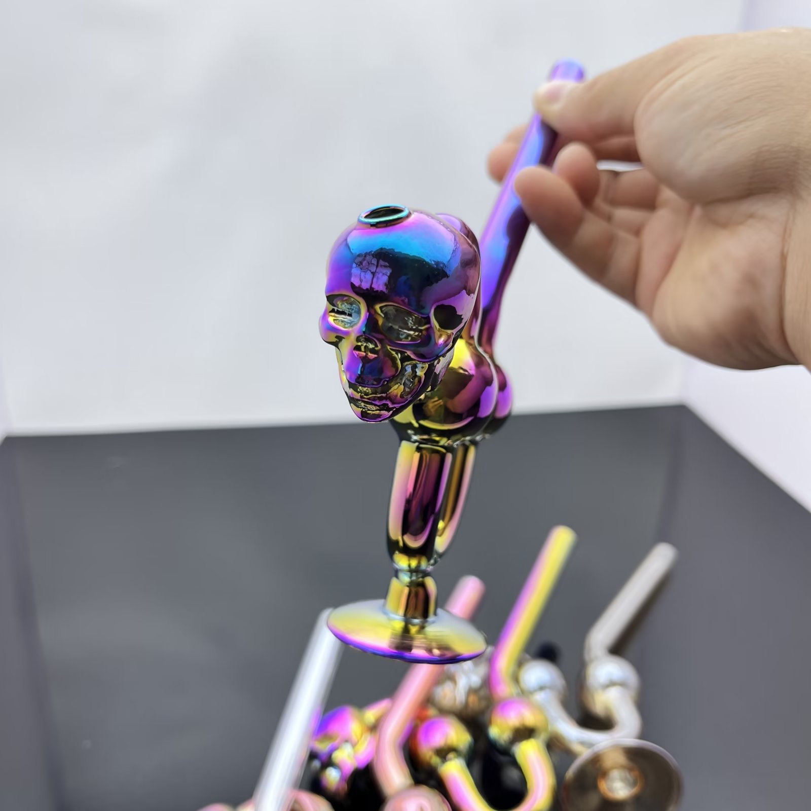 Pipe à fumer Mini narguilé bongs en verre forme en métal coloré classique pot de fumée en verre d'os de crâne peint électrolytique