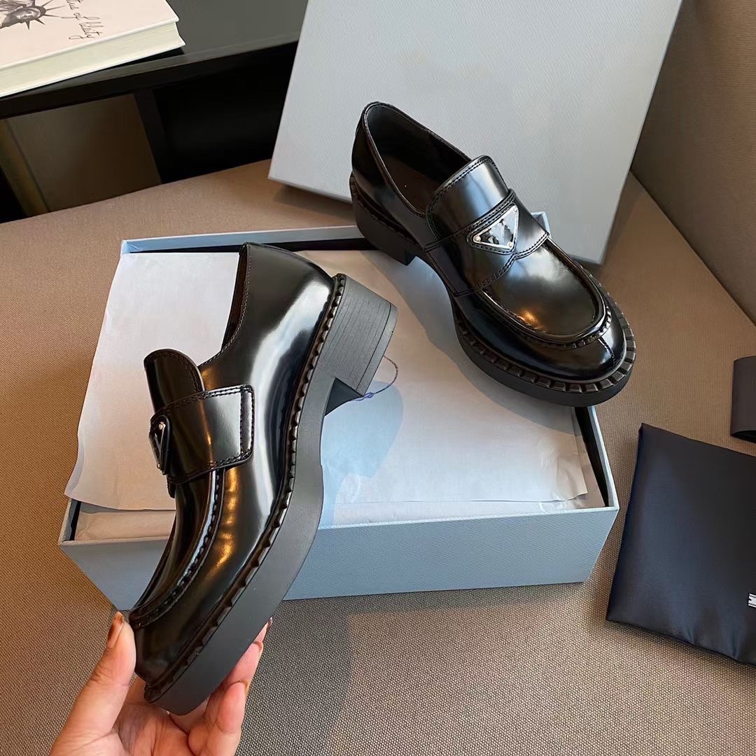 حذاء نسائي كلاسيكي أنيق مصنوع من الجلد بنسبة 100٪ حذاء بتصميم فاخر عالي الجودة حذاء رياضي أسود غير رسمي بنعل سميك حذاء بدون كعب على الموضة للنساء 35-42