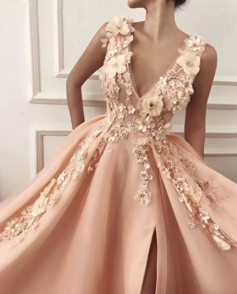 Corail Satin Fleurs À La Main Perlées Une Ligne Robes De Bal Sexy Col En V Profond Dentelle Florale Appliqued Robes De Soirée Côté Split Arabe Occasion Formelle Robe