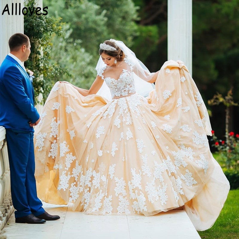 Saudiarabien Dubai Princess Ball Gown Wedding Dresses For Women Champagne Satin Lace Appliqued Formal Bridal Dress Court Train Cap Hyls Vestidos de Novia CL0905