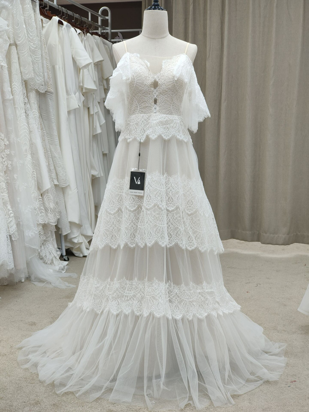 Robe de mariée robe en dentelle V manches plissées couche