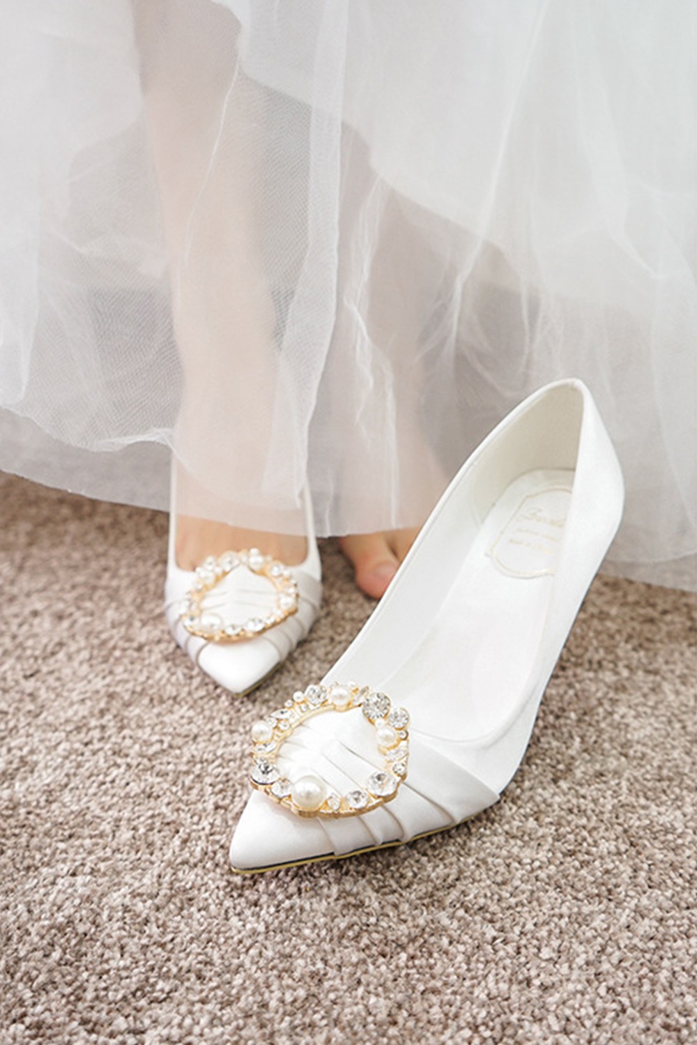 Scarpe da sposa bianche da 7 cm la cerimonia nuziale Eleganti perle Pieghe Décolleté con tacco Scarpe da donna con punta a punta Stiletto AL9855