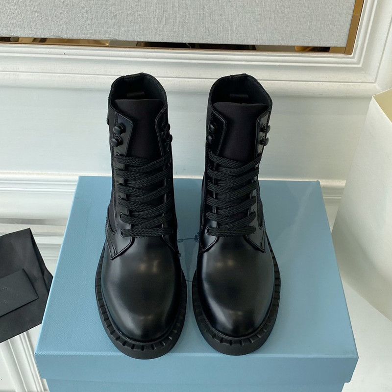 Tasarımcı plak dantel yukarı ayak bileği botları kadın siyah deri savaş botları düz topuk kış botları en kaliteli ve platform kadın ayakkabıları boş zaman motorlu taşıt botları