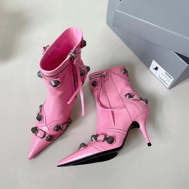 Spitzschuh, Stiletto-Absatz, Stiefel mit Nietenschnalle, verziert, Lammleder, Stiefeletten mit seitlichem Reißverschluss, Run Way, Luxus-Designer-Schuh, Damen-Fabrik-Schuhwerk