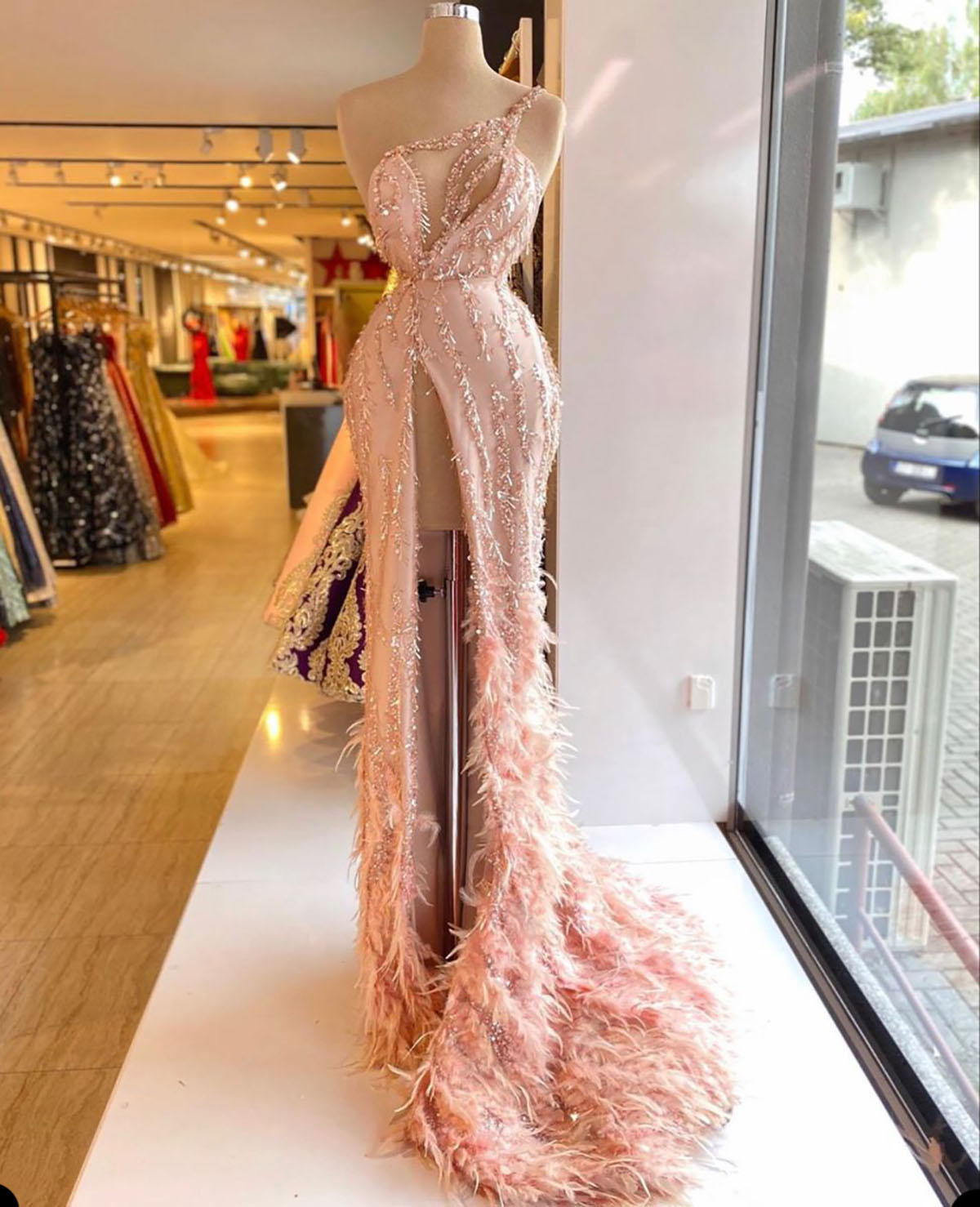 Luxuriöse rosafarbene Feder-Abendkleider, schulterfrei, hoch geschlitzt, Meerjungfrau, formelle Partykleider