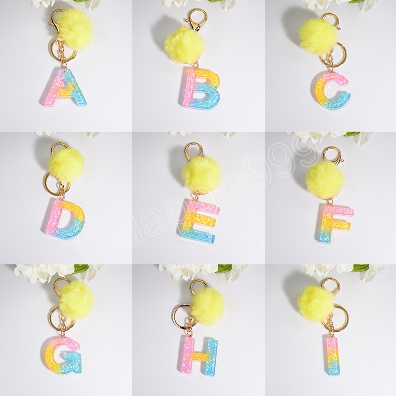 Rainbow Color 26 Initialer Letter Nyckelh￤nge med gul fluffig Pompom Fashion Girls Charms handv￤ska bilh￤nge Keyring smycken
