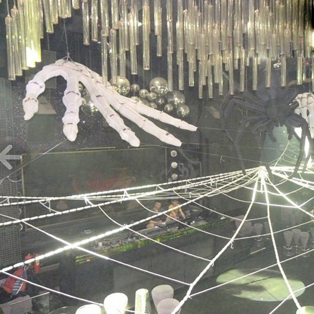 Scheletro appeso spaventoso mano gonfiabile scheletro decorazione di halloween in vendita