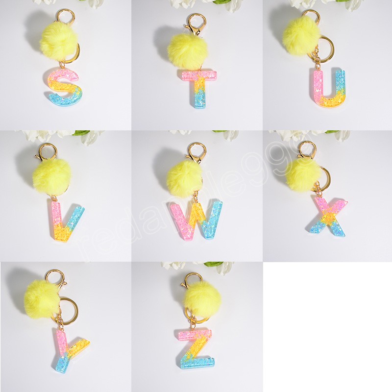 Rainbow Color 26 Initialer Letter Nyckelh￤nge med gul fluffig Pompom Fashion Girls Charms handv￤ska bilh￤nge Keyring smycken