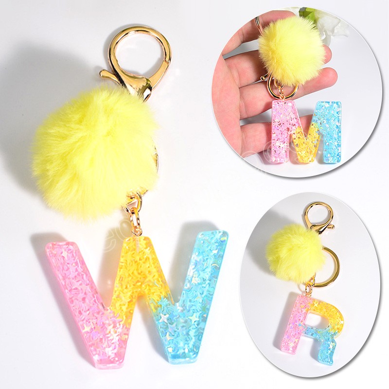 Rainbow Color 26 Initialer Letter Nyckelh￤nge med gul fluffig Pompom Fashion Girls Charms handv￤ska bilh￤nge Keyring smycken