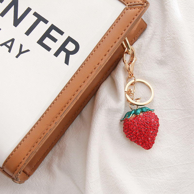Diamond Strawberry Keychains Cartoon Fruchtschlüsselketten Ladies Bag Dekoration Anhänger Modezubehör Schlüsselkette